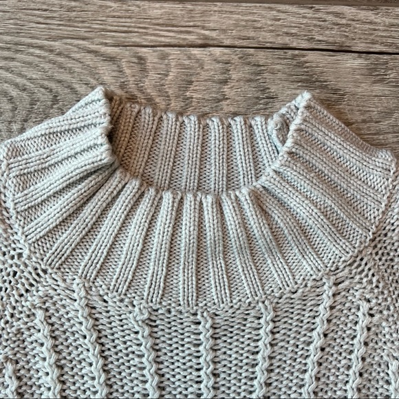 Daisy Fuentes Light Gray Cableknit Turtleneck Sweater | Size Medium - Picture 5 of 9